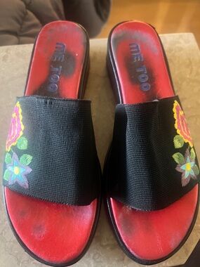 me too Black Slip-On Mules with Red Footbed and Embroidered Flowers